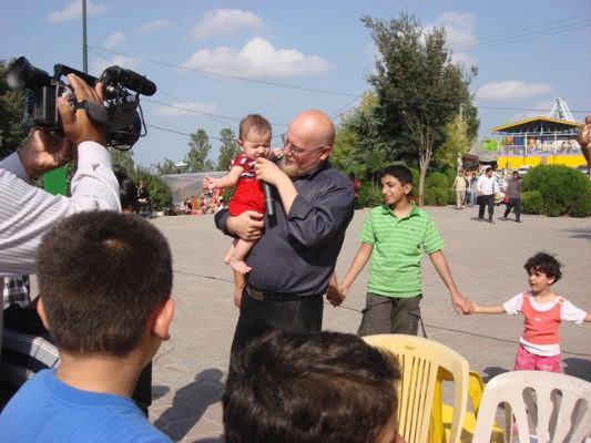 برنامه تلويزيوني عمو خندان در بام سبز لاهيجان ضبط شد